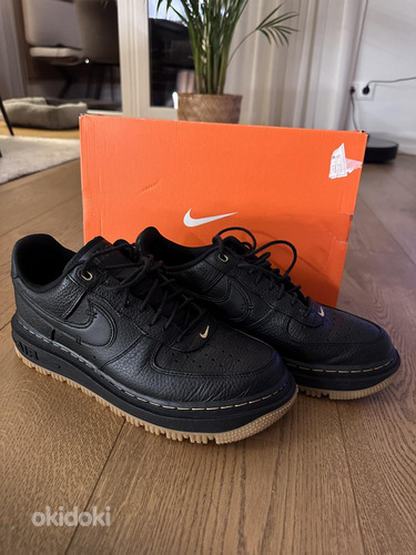 Nike AIR FORCE 1 LUXE (foto #1)