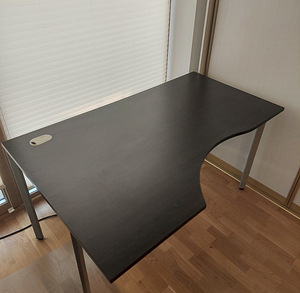 Uuevaaärne kirjutuslaud/arvutilaud.Ostuhinnast 90€ soodsam (2 foto / 7)
