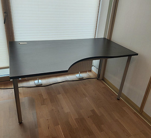 Uuevaaärne kirjutuslaud/arvutilaud.Ostuhinnast 90€ soodsam (5 foto / 7)