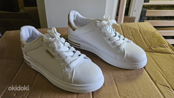 Новые очень красивые женские белые кроссовки 41 (фото #1)