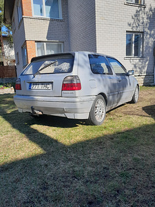 Volkswagen Golf (2 фото из 4)