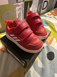 Adidas s. 23