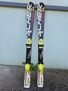 Müüa kasutatud FISHER RACE laste mäesuusad . (1 foto / 8)
