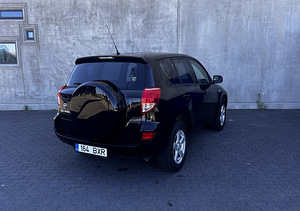 TOYOTA RAV4 (6 фото из 9)