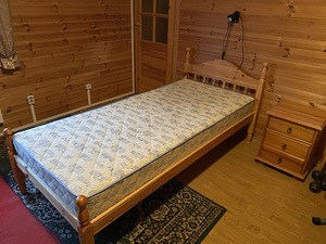 Uus täispuidust voodi koos madratsiga (2 foto / 2)