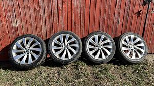 Оригинальные литые диски Škoda 8Jx18” + летние шины (1 фото из 2)