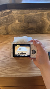 Sony ZV-E10 valge + lisavarustus (valmis kohe filmimiseks) (4 foto / 7)