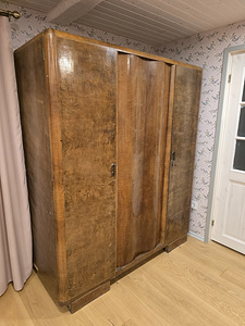 Vanaaegne riidekapp 2 (1 foto / 2)