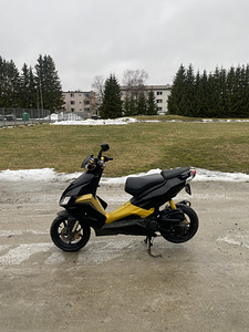 Aprilia SR50R (2 foto / 5)