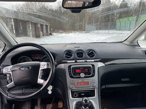 Ford Galaxy (6 фото из 10)