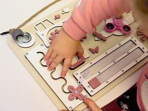 Arendav tegelustahvel beebile - Busy Board (3 foto / 10)