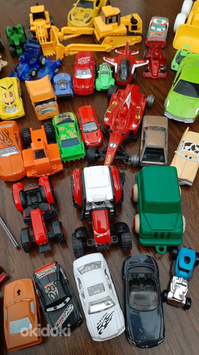 Большое количество маленьких моделей автомобилей, тракторов, пил и т.д. (фото #6)