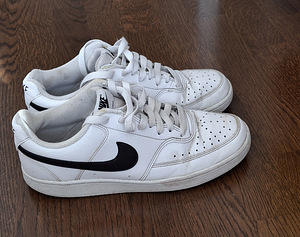 Nike tossud s.41 seest vooder kõik terve. (1 foto / 5)