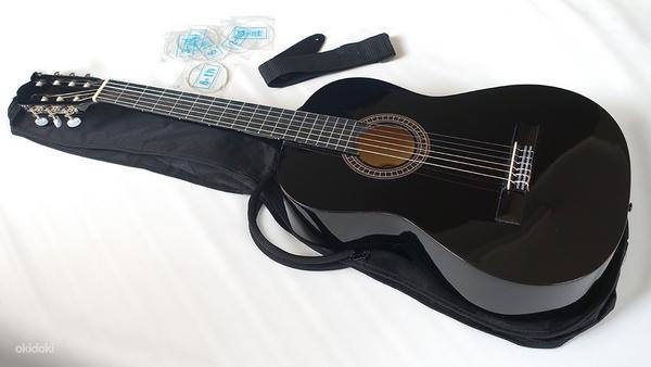 Гитара черная, сумка, тюнер, дополнительные струны, новая (фото #1)