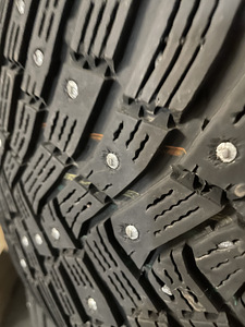 Continental 235/45/R18 naastrehvid 3 tk (1 foto / 5)