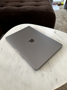 MacBook Pro 13' Retina (2018) 2.3GHZ i5/8GB/256GB/RUS (1 foto / 6)