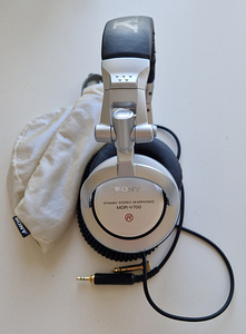 Kõrvaklapid SONY MDR-V700 (3 foto / 3)