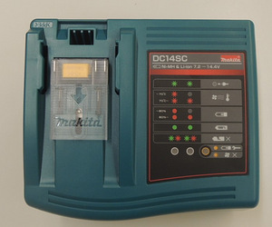 Зарядка Makita DC14SC (4 фото из 5)