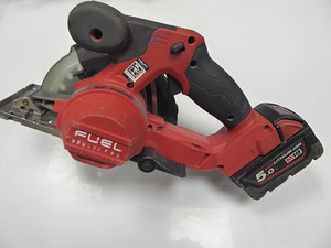 Аккумуляторная циркулярная Milwaukee M18 FMCS + Аку 5.0 Ач (3 фото из 6)