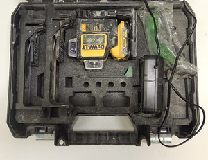 Лазерный нивелир DeWalt DCE089G + чемодан (2 фото из 6)