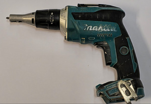 Akutrell kipsplaadist Makita XSF03R Ilma aku (2 foto / 5)