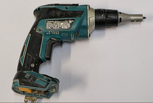 Akutrell kipsplaadist Makita XSF03R Ilma aku (3 foto / 5)