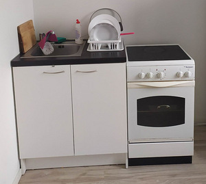 Tasuta köögikapp valamuga ja segistiga ning elektripliit. (1 foto / 1)