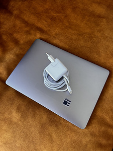 Macbook Air 2019 / 8Gb/128Gb / i5 / Space Grey (1 foto / 6)