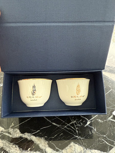 Kinkikomplekt kahest tassist Burj Al Arab Jumeirah (1 foto / 4)