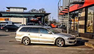 Mitsubischi Galant sedan 1998 - 2003. Taga tuli. (2 foto / 2)