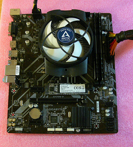 Gigabyte B450M H, Ryzen 5 1500x, DDR4 16GB, SSD 256GB M.2 (3 foto / 10)