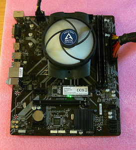 Gigabyte B450M H, Ryzen 5 1500x, DDR4 16GB, SSD 256GB M.2 (4 foto / 10)