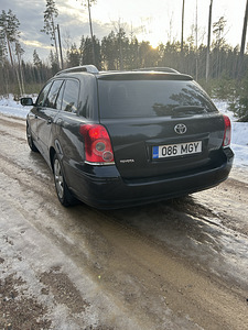 Toyota Avensis (2 foto / 11)
