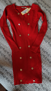 Красное вязаное платье с золотыми пуговицами, размер M/L