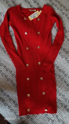 Красное вязаное платье с золотыми пуговицами, размер M/L (фото #1)
