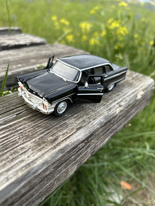 Gaz 13 Tšaika 1/43 (1 foto / 3)