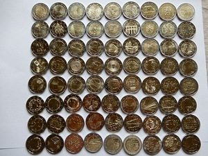 72 разные памятные монеты номиналом 2 евро
