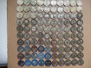 100 различных памятных монет