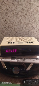 Töökorras vana kellraadio.