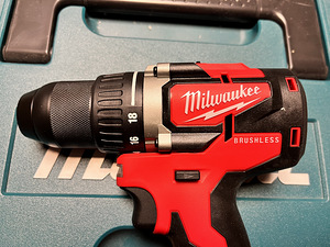 Аккумуляторная дрель Milwaukee M18 CBLDD (1 фото из 2)
