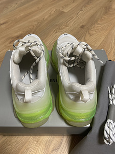 Оригинальные кроссовки Balenciaga Triple S (3 фото из 5)