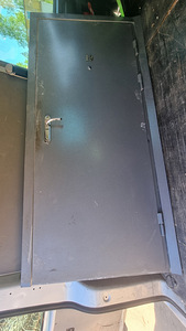 Металлическая дверь с замками.