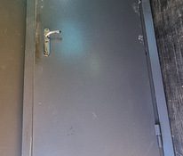 Металлическая дверь с замками.