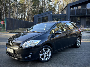 Toyota Auris 2011г (1 фото из 10)
