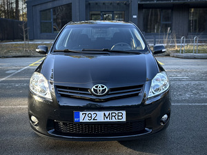 Toyota Auris 2011г (2 фото из 10)