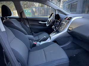 Toyota Auris 2011г (9 фото из 10)