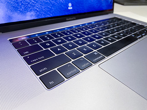 MacBook Pro 15 2017, i7 2,9 Ghz, 16Gb, Radeon 560 4Gb (2 foto / 5)