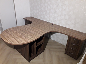 Большой двусторонний офисный стол коричневого цвета