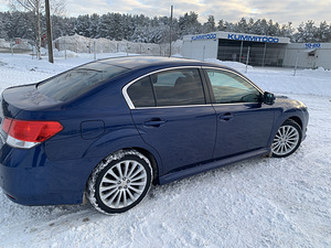 Subaru Legacy 2011 (9 фото из 11)