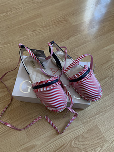 Laste sandaalid Guess 33 Uus (1 foto / 6)